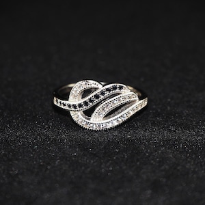 Bague Femme Plaquée Rhodium Avec Oxydes De Zirconium Noirs Et Transparents - Neuf Avec étiquettes