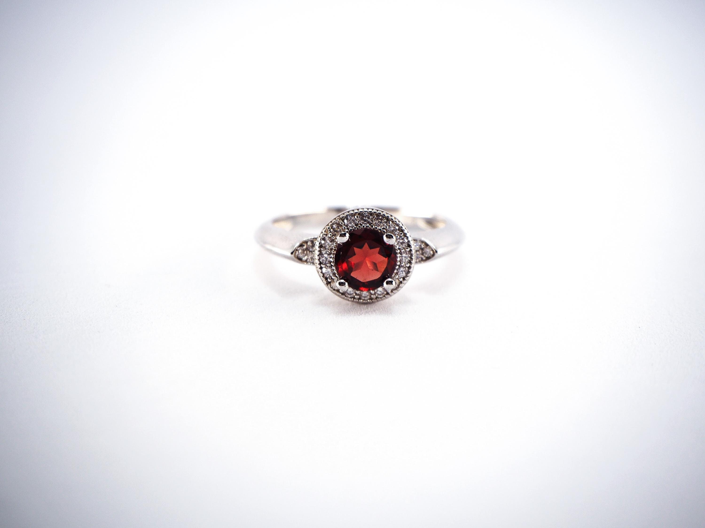 Bague En Or Jaune Avec Pierres Rouges - Taille 56 - Poids 4.20g - Magnifique Occasion