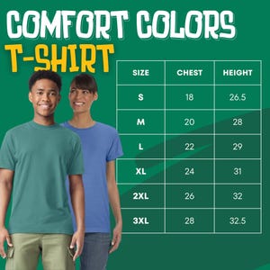 Puede incluir: Imagen de dos personas con camisetas Comfort Colors, una verde azulado y otra azul. La imagen incluye una tabla de tallas con medidas de pecho en pulgadas y altura en pulgadas para las tallas S a 3XL. El texto "COMFORT COLORS T-SHIRT" est&aacute; en la parte superior.