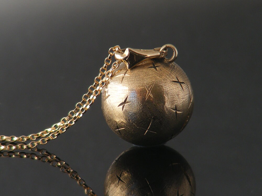 Vintage Orb Locket 9ct Gold Ball Locket 1967 English Hallmarked Solid Gold Mid Century Modern Jewelry Photo Locket Inch Chain