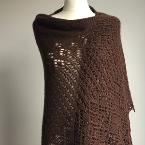 Châle en dentelle de cachemire de laine mérinos brune, enveloppement tricoté à la main de couleur chocolat image 1