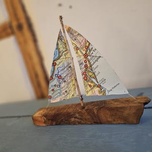 Segelschiff,Holzbrett,Feuerwehrschlauch,Landkarten,maritime Deko,Unikat,Meer,Segeln,Hochzeitsgeschenk,Vatertagsgeschenk,Bürogeschenk