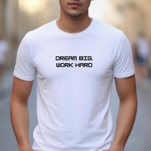 Dream Big Work Hard T-Shirt - Motivierendes Gym Shirt, Hustle Mindset T-Shirt, Baumwolle Unisex Streetwear, Fitness & Entrepreneur Bekleidung trendiges T-Shirt