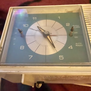 Radio reloj vintage de los años 50, eléctrico,
