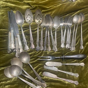 Peut inclure: Ensemble de trois tasses en céramique avec une finition mate et mouchetée. Chaque tasse présente une couleur différente : bleu clair, crème et gris. Les tasses ont un design simple et moderne avec une anse confortable.