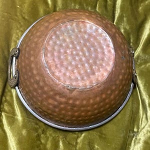 Cuenco vintage de cobre martillado a mano, dos asas de latón