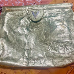 Cartera vintage Mario Valentino de piel dorada, fabricada en Italia.
