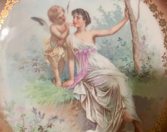 Antiker handbemalter Teller, Porzellan, Frau und Cherub, rund