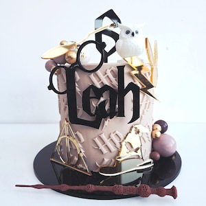 Taarttopper met tovenaarsthema • Op spreukenschool geïnspireerde taartdecoraties • verjaardagstaarttopper