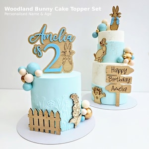 Puede incluir: Una taza de cerámica blanca con un asa negra y el texto "But First, Coffee" en un estilo manuscrito. La taza está sobre una superficie blanca. La taza mide aproximadamente 10 cm de alto.