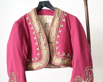 Costume de théâtre français des années 1920 Boléro Veste rose fushia courte bordure en ruban tissé strass