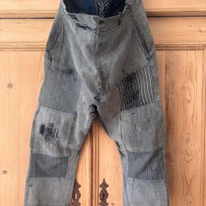 Pantalones de trabajo franceses de la década de 1940, coutil de algodón gris remendado y zurcido.