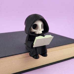 De Dood lezend op een boek – Gotisch boekplankbeeldje, 3D-geprinte Dooddecoratie voor lezers en boekhandels
