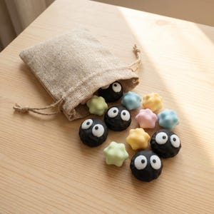 Söta Soot Sprite Soot Ghosts kylskåpsmagneter - 3D-tryckta kawaii magnetset med pastellfärgade stjärnor