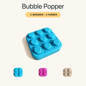 Op de afbeelding: Een vierkant blauw bubble popper speelgoed met negen verhoogde ronde knoppen op het oppervlak. De tekst Bubble Popper staat erboven, met een gele banner met 2 GRÖSSEN · 3 FARBEN. Drie kleinere versies in blauw, roze en beige worden onderaan getoond.