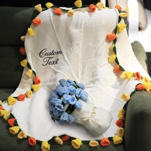Individuell gestickte Rosen-Häkeldecke - personalisiertes Geschenk für Mama, Oma, Muttertag, Hochzeit oder Valentinstag