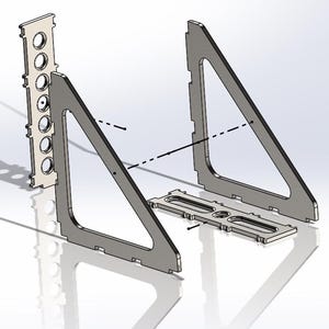 Könnte beinhalten: Ein Satz Metallwinkel für den Bau eines Regals oder einer anderen Konstruktion. Die Winkel sind aus Metall und haben eine dreieckige Form. Die Winkel sind zerlegt und auf einer weißen Oberfläche ausgelegt.