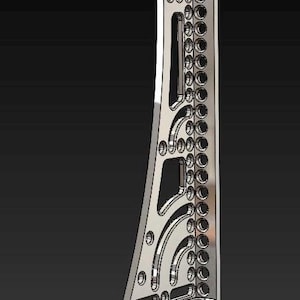 Puede incluir: Un soporte metálico plateado con una serie de recortes circulares y curvos. El soporte tiene una base rectangular y se estrecha hacia arriba, con agujeros y aberturas curvas de varios tamaños. El diseño sugiere un componente estructural o mecánico.