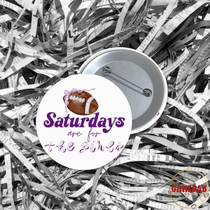 Botón &quot;Los sábados son para las chicas&quot;: Accesorio coqueto para el día del juego