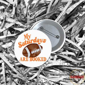 Botón Mis sábados están reservados: accesorio para el día del partido de fútbol