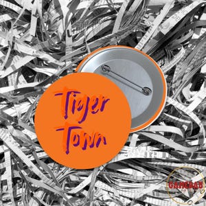 Botón retro de Tiger Town: estilo electrizante para el día del partido
