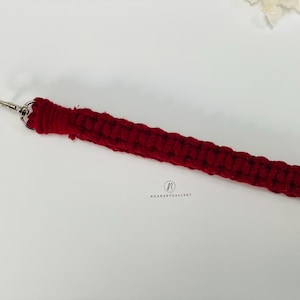 Llavero de macramé con forma de muñeca, estilo bohemio, accesorio minimalista para llaves, llavero con pinza de langosta color granate, regalo trenzado hecho a mano para ella