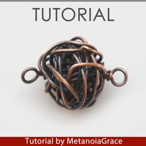 Puede incluir: Una cuenta de alambre de cobre con dos bucles a cada lado. La cuenta est&aacute; hecha de varios hilos de alambre tejidos juntos para crear una forma de bola. La cuenta es un tutorial de MetanoiaGrace.