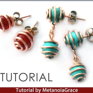 Puede incluir: Un par de pendientes con un diseño de jaula de alambre de cobre. Un par presenta una piedra turquesa y el otro par presenta una piedra de cornalina. Los pendientes son de estilo colgante con una segunda piedra que cuelga de la parte inferior.