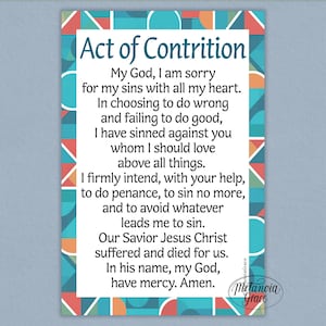 以下が含まれることがあります： 「Act of Contrition」の文字がティール色で書かれた長方形のプリント。ティール、オレンジ、白の幾何学模様のカラフルなボーダーで囲まれています。プリントには祈りが含まれています。