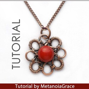 K&ouml;nnte beinhalten: Ein Anh&auml;nger aus umwickeltem Kupferdraht mit einem roten Edelstein in der Mitte. Der Anh&auml;nger ist an einer Kupferkette befestigt. Das Bild enth&auml;lt den Text "TUTORIAL" und "Tutorial by MetanoiaGrace".