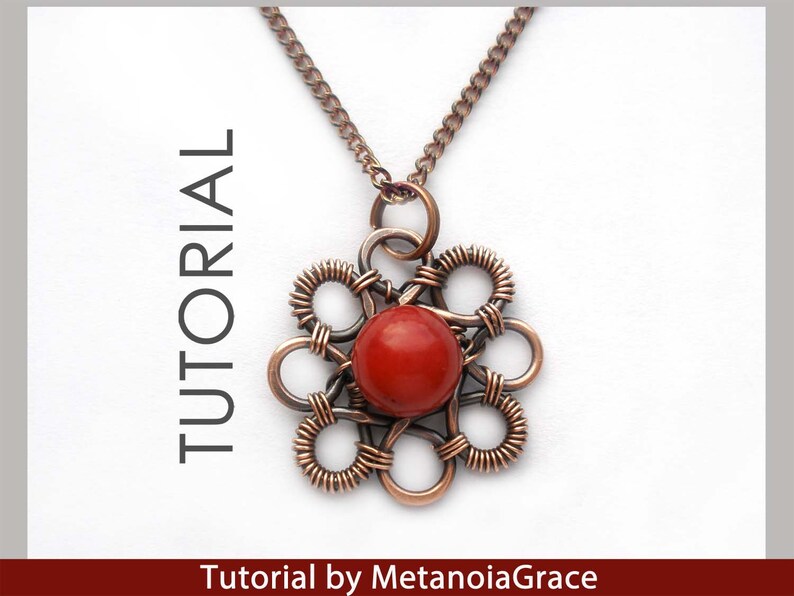 K&ouml;nnte beinhalten: Ein Anh&auml;nger aus umwickeltem Kupferdraht mit einem roten Edelstein in der Mitte. Der Anh&auml;nger ist an einer Kupferkette befestigt. Das Bild enth&auml;lt den Text "TUTORIAL" und "Tutorial by MetanoiaGrace".