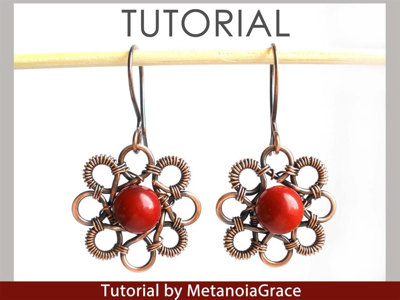 K&ouml;nnte beinhalten: Ein Paar Ohrringe aus Kupferdraht mit roten Edelsteinperlen in der Mitte jedes Ohrrings. Die Ohrringe h&auml;ngen an einem Holzstab. Der Text "Tutorial by MetanoiaGrace" befindet sich am unteren Rand des Bildes.