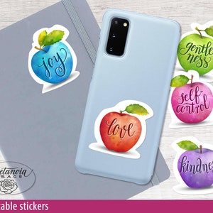 K&ouml;nnte beinhalten: Satz mit 6 bedruckbaren Aufklebern mit Aquarell-&Auml;pfeln mit inspirierenden Worten. Die Worte sind "Freude", "Liebe", "Freundlichkeit", "Sanftheit", "Selbstbeherrschung" und "Liebe".