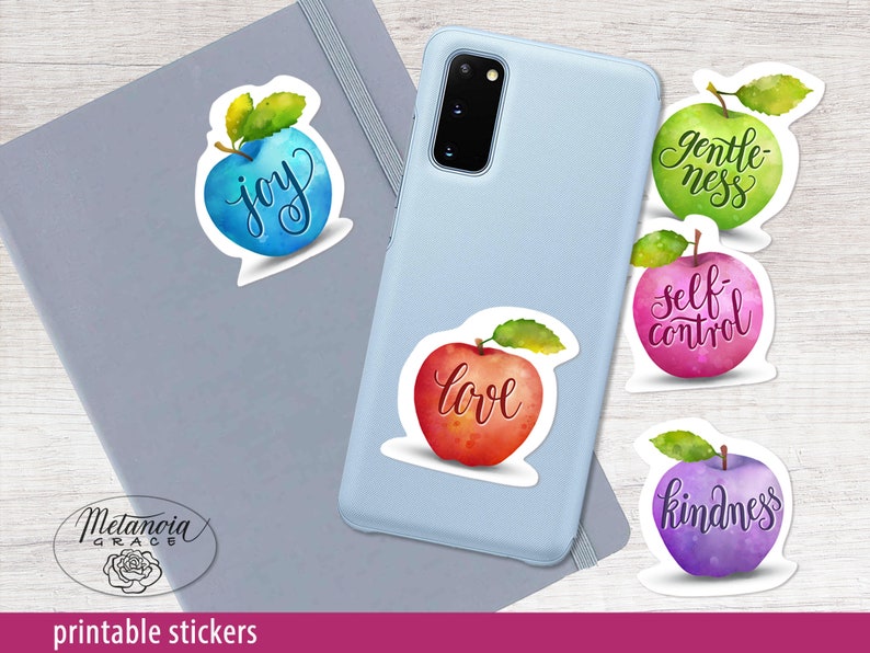 K&ouml;nnte beinhalten: Satz mit 6 bedruckbaren Aufklebern mit Aquarell-&Auml;pfeln mit inspirierenden Worten. Die Worte sind "Freude", "Liebe", "Freundlichkeit", "Sanftheit", "Selbstbeherrschung" und "Liebe".