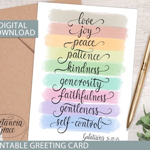 Puede incluir: Tarjeta de felicitaci&oacute;n imprimible con un fondo de acuarela arco&iacute;ris y las palabras "love, joy, peace, patience, kindness, generosity, faithfulness, gentleness, self-control" escritas en cursiva negra. El texto "Galatians 5:22-23" est&aacute; impreso en negro en la parte inferior de la tarjeta.