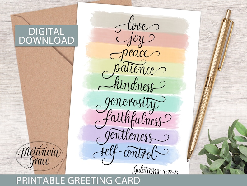 Puede incluir: Tarjeta de felicitaci&oacute;n imprimible con un fondo de acuarela arco&iacute;ris y las palabras "love, joy, peace, patience, kindness, generosity, faithfulness, gentleness, self-control" escritas en cursiva negra. El texto "Galatians 5:22-23" est&aacute; impreso en negro en la parte inferior de la tarjeta.