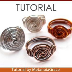 Pu&ograve; includere: Tre anelli di filo con un design a spirale. Gli anelli sono di colore argento, rame e oro. Gli anelli sono su una superficie bianca. Tutorial di MetanoiaGrace.