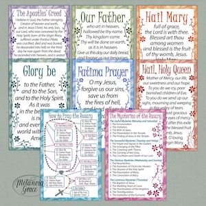 Könnte beinhalten: Eine Sammlung von Gebetskarten mit floralen Akzenten und verschiedenen religiösen Texten. Die Karten enthalten Gebete wie „Vater unser“, „Gegrüßet seist du Maria“ und „Das Apostolische Glaubensbekenntnis“. Ebenfalls enthalten ist eine Anleitung zum Rosenkranzgebet und den Geheimnissen des Rosenkranzes.
