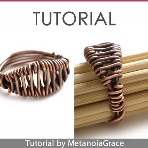 Pu&ograve; includere: Un anello in filo di rame con un design intrecciato. L'anello &egrave; mostrato su un'asta di legno. Tutorial di MetanoiaGrace.