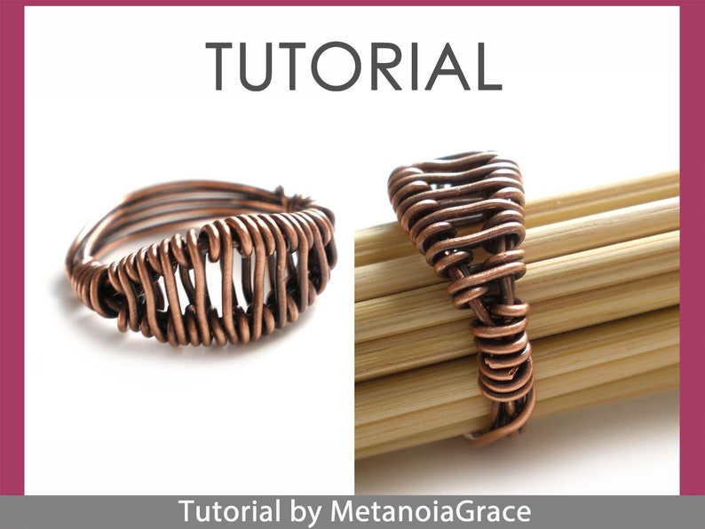 Pu&ograve; includere: Un anello in filo di rame con un design intrecciato. L'anello &egrave; mostrato su un'asta di legno. Tutorial di MetanoiaGrace.