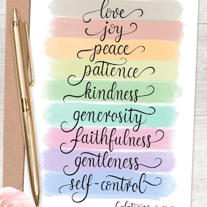 Puede incluir: Un fondo de arco&iacute;ris de acuarela con las palabras "amor, alegr&iacute;a, paz, paciencia, bondad, generosidad, fidelidad, mansedumbre, dominio propio" escritas en cursiva negra. El texto "G&aacute;latas 5:22-23" est&aacute; escrito en negro en la parte inferior de la imagen.