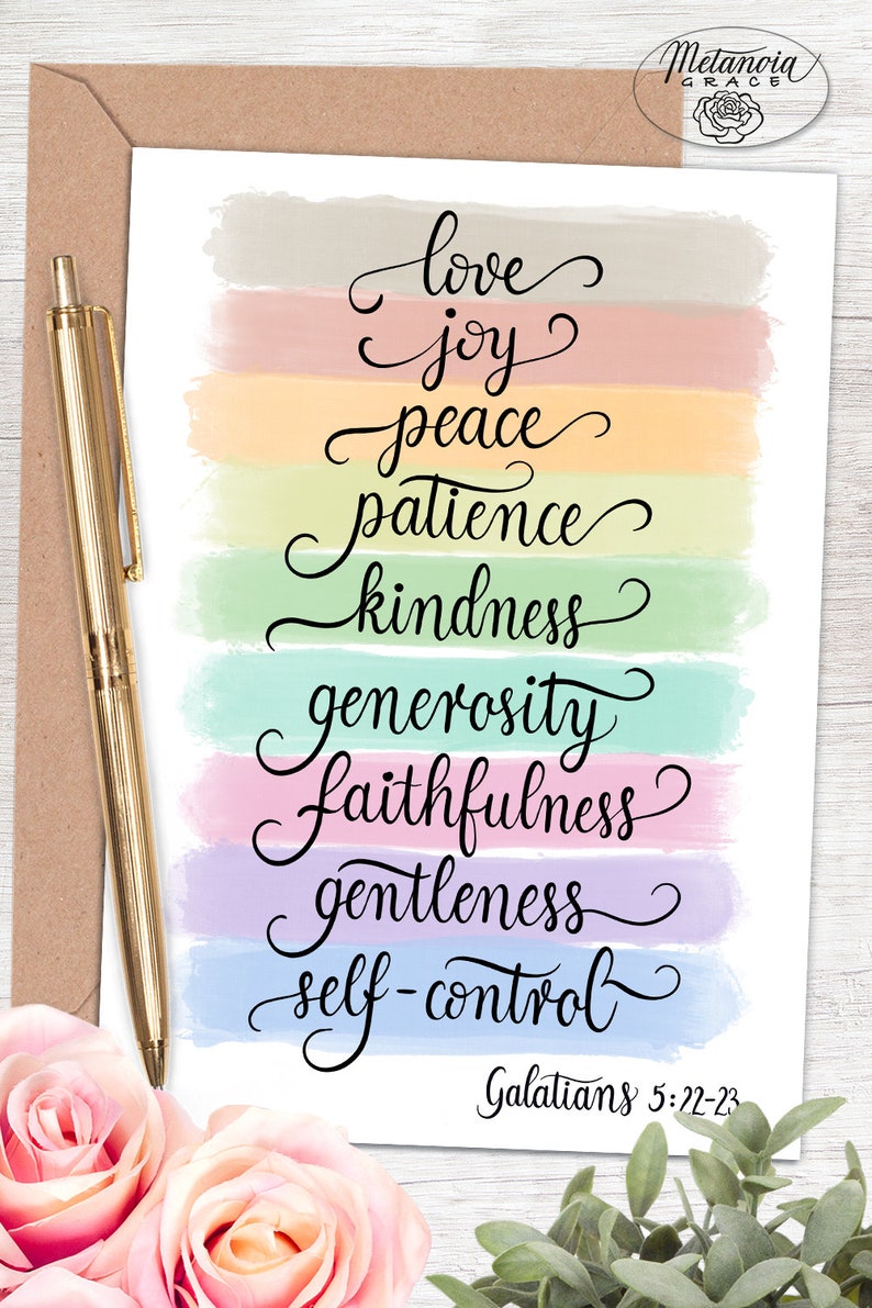 Puede incluir: Un fondo de arco&iacute;ris de acuarela con las palabras "amor, alegr&iacute;a, paz, paciencia, bondad, generosidad, fidelidad, mansedumbre, dominio propio" escritas en cursiva negra. El texto "G&aacute;latas 5:22-23" est&aacute; escrito en negro en la parte inferior de la imagen.