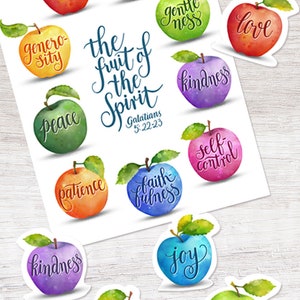 K&ouml;nnte beinhalten: Aquarell-Illustrationen von &Auml;pfeln mit den Worten "Liebe", "Freude", "Sanftmut", "Freundlichkeit", "Frieden", "Geduld", "Treue", "Selbstbeherrschung" und "G&uuml;te" darauf geschrieben. Der Text "Die Frucht des Geistes Galater 5,22-23" ist ebenfalls enthalten.