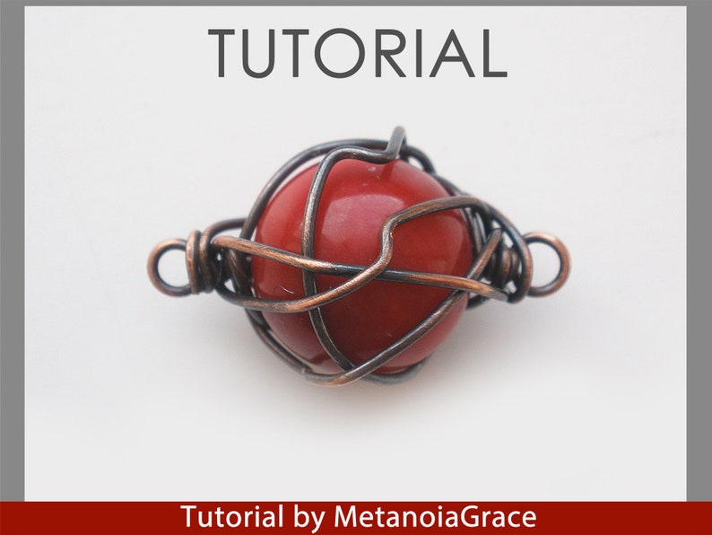 Puede incluir: Una cuenta de piedra roja est&aacute; encerrada en una jaula de alambre hecha de alambre de cobre. La jaula de alambre tiene un bucle en cada extremo para sujetarla a un collar o pulsera. Tutorial de MetanoiaGrace.