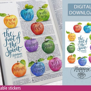 K&ouml;nnte beinhalten: Druckbare Aufkleber mit Aquarell-Illustrationen von &Auml;pfeln mit den Worten "Die Frucht des Geistes" und den neun Fr&uuml;chten des Geistes: Liebe, Freude, Friede, Geduld, Freundlichkeit, G&uuml;te, Treue, Sanftmut und Selbstbeherrschung. Der Text "Galater 5,22-23" ist ebenfalls enthalten.