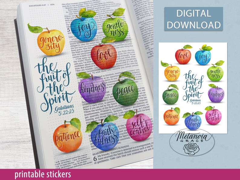 K&ouml;nnte beinhalten: Druckbare Aufkleber mit Aquarell-Illustrationen von &Auml;pfeln mit den Worten "Die Frucht des Geistes" und den neun Fr&uuml;chten des Geistes: Liebe, Freude, Friede, Geduld, Freundlichkeit, G&uuml;te, Treue, Sanftmut und Selbstbeherrschung. Der Text "Galater 5,22-23" ist ebenfalls enthalten.