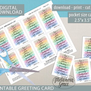 Puede incluir: Tarjetas de felicitaci&oacute;n imprimibles con un dise&ntilde;o de acuarela de arco&iacute;ris y las palabras "amor, alegr&iacute;a, paz, paciencia, bondad, generosidad, fidelidad, gentileza, autocontrol" en escritura negra. Las tarjetas miden 2,5 pulgadas por 3,5 pulgadas y forman parte de una descarga digital.