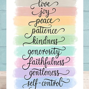 Puede incluir: Un fondo de acuarela colorido con las palabras "love, joy, peace, patience, kindness, generosity, faithfulness, gentleness, self-control" escritas en cursiva negra. El texto "Galatians 5:22-23" est&aacute; escrito en negro en la parte inferior de la imagen.