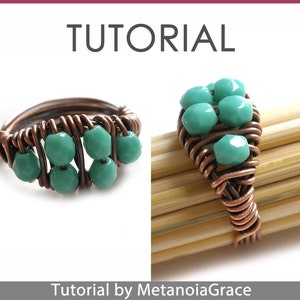 Pu&ograve; includere: Un tutorial per realizzare un anello in filo di rame con perline turchesi. L'anello &egrave; mostrato da due angolazioni, una con le perline rivolte verso lo spettatore e l'altra con le perline rivolte verso l'indietro.