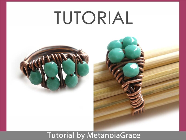 Pu&ograve; includere: Un tutorial per realizzare un anello in filo di rame con perline turchesi. L'anello &egrave; mostrato da due angolazioni, una con le perline rivolte verso lo spettatore e l'altra con le perline rivolte verso l'indietro.